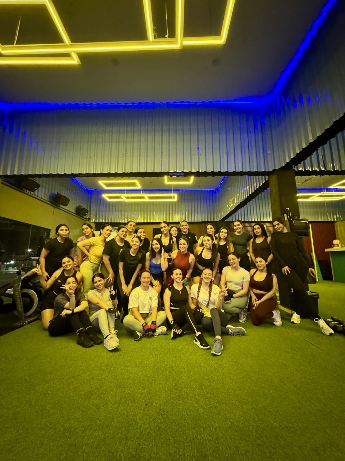 Grupo de Community Fit Studio entrenando juntas